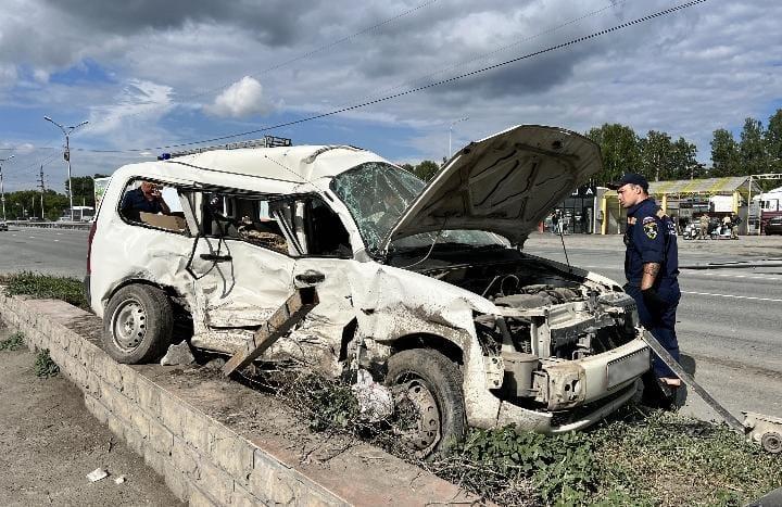 Фото Водитель Toyota Probox погиб в автокатастрофе на Бердском шоссе в Новосибирске 2